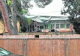 Técnicos municipales revisando ayer la cubierta del colegio.