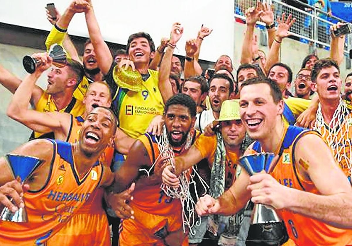 Los jugadores del Gran Canaria celebran la Supercopa que ganaron en Vitoria en 2016.