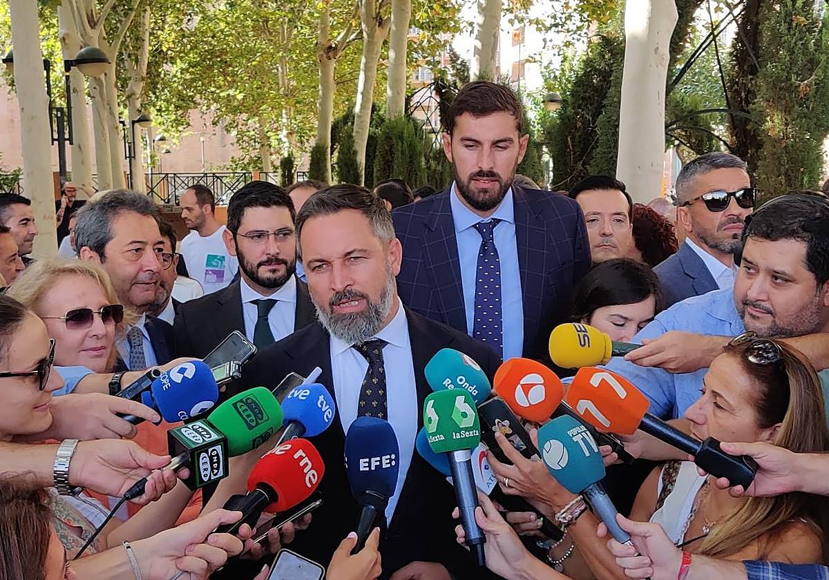 El líder de Vox, Santiago Abascal, junto al presidente provincial del partido en Murcia, José Ángel Antelo, este jueves, antes del acto de toma de posesión.