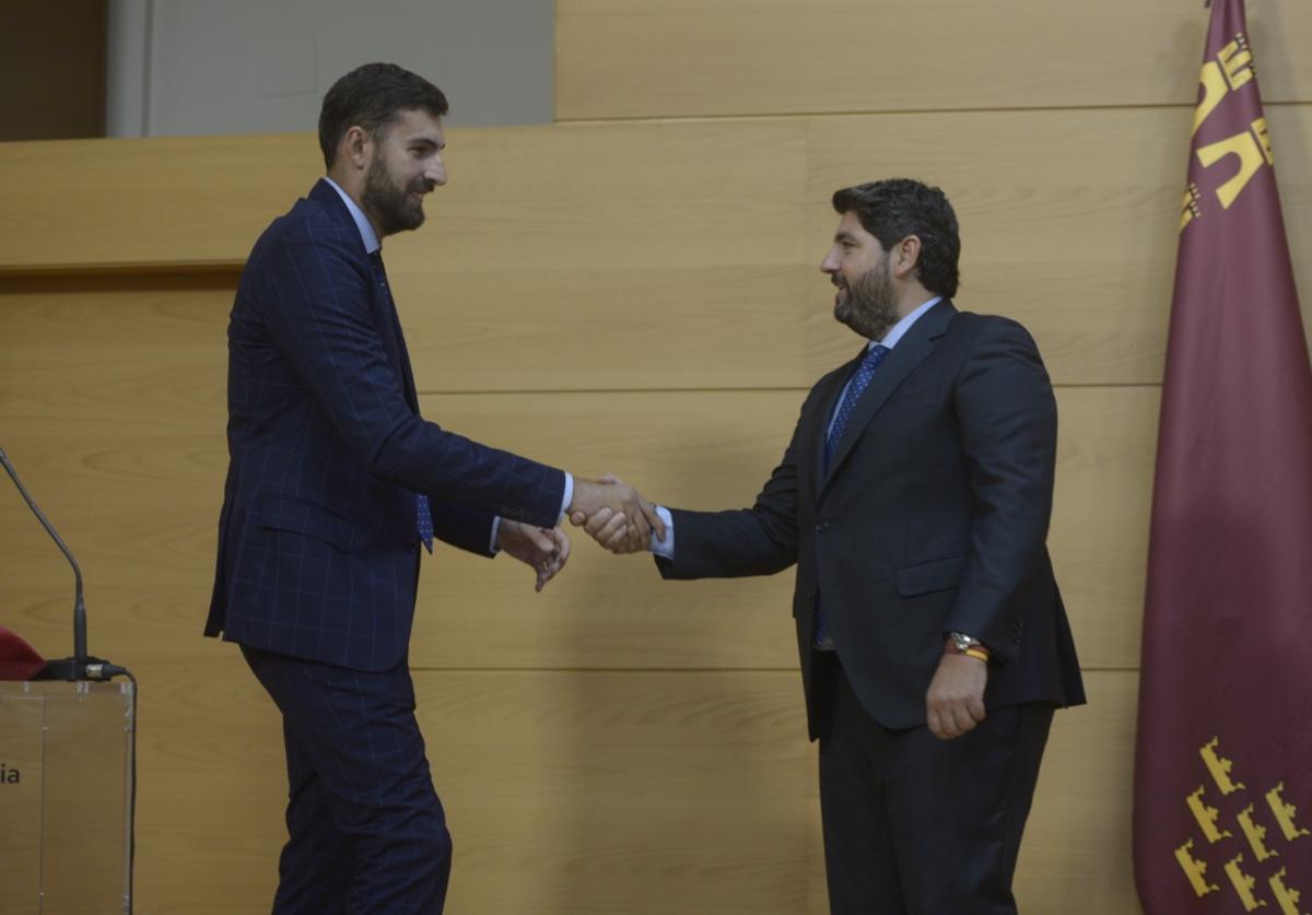 José Ángel Antelo estrecha la mano de Fernando López Miras, tras tomar posesión como vicepresidente.