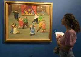 Una mujer observa una obra del artista Fernando Botero.
