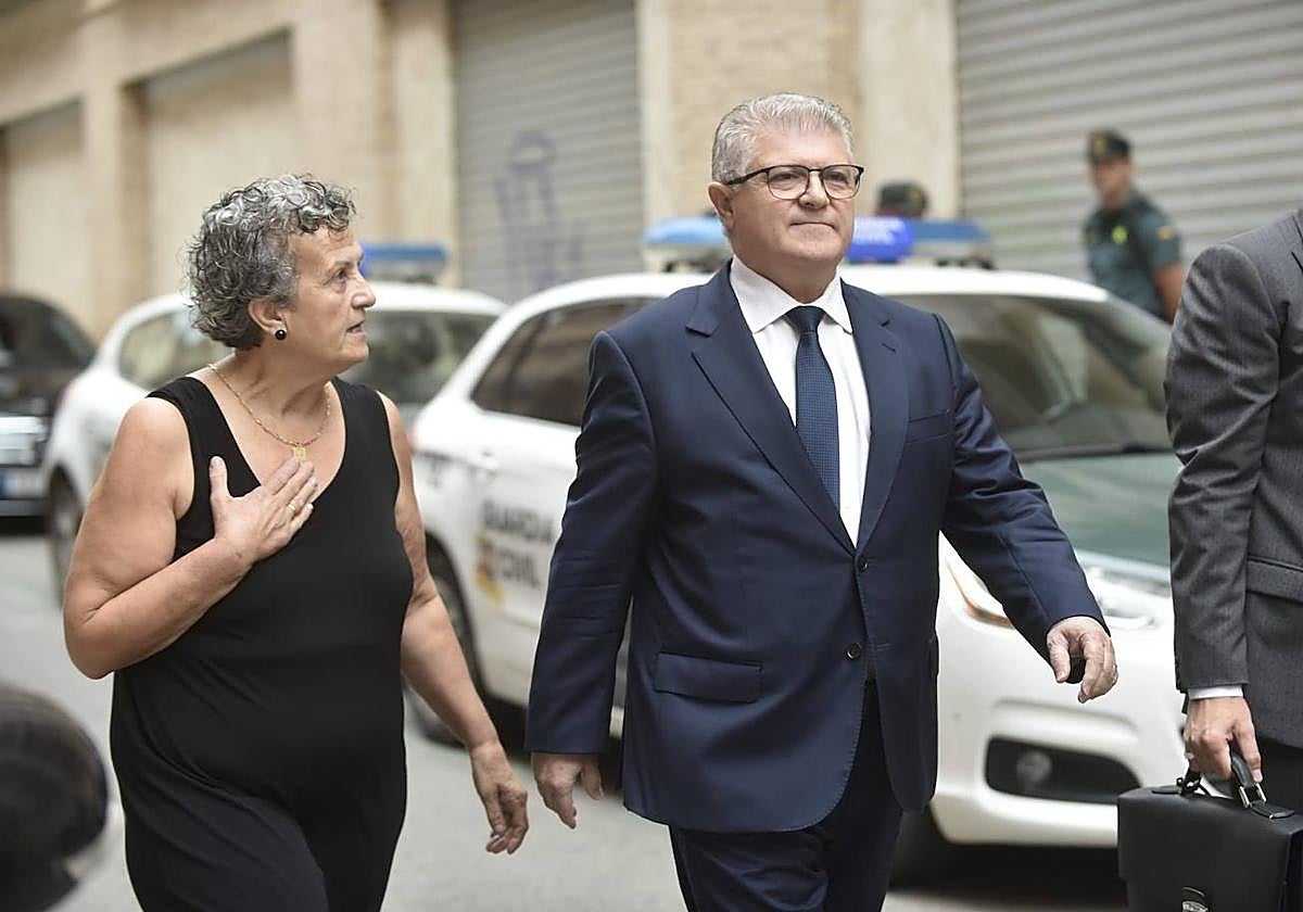 Accidentada llegada de Vélez a los juzgados