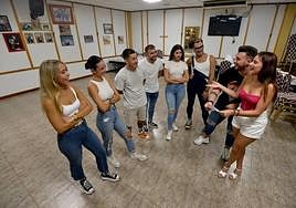 Ensayo de los candidatos del Carnaval de Cabezo de Torres, con los últimos muso y musa a la derecha.