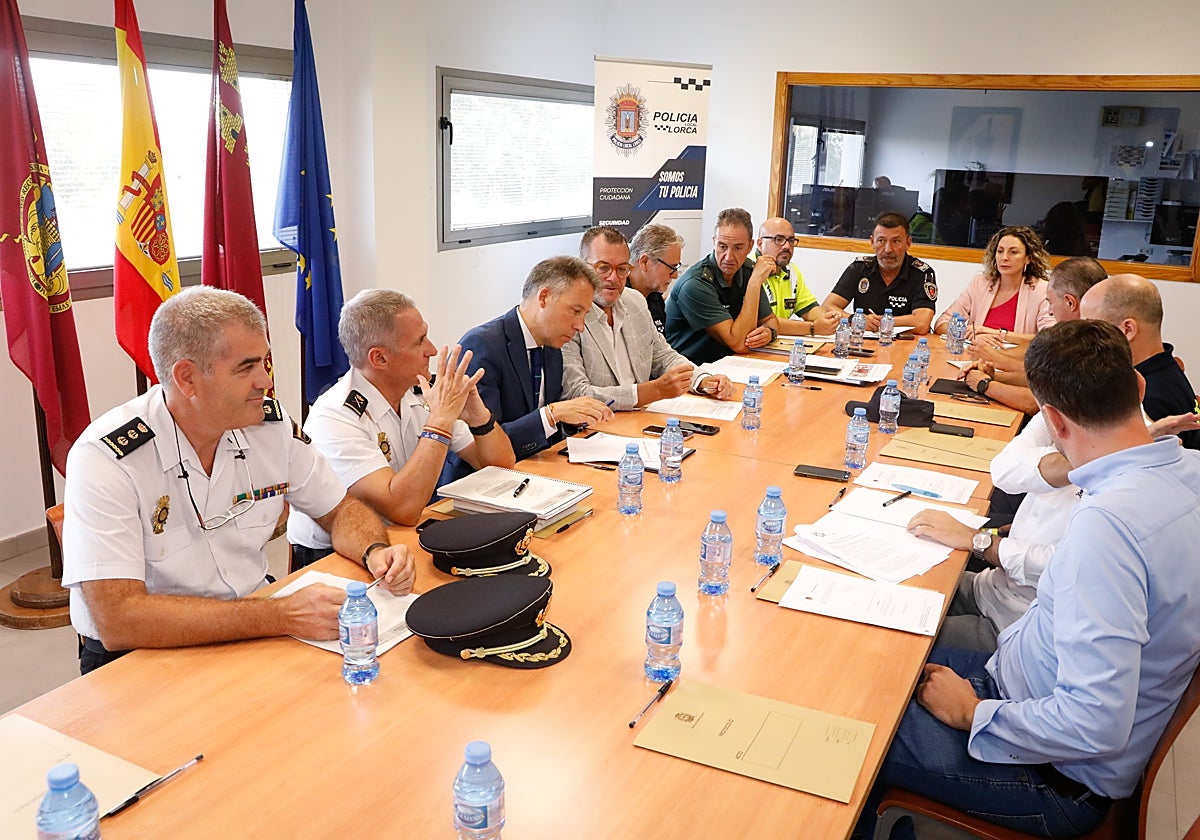 Reunión de la junta local de seguridad presidida por el alcalde.