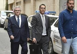 José Vélez, este jueves por la mañana, junto al letrado Raúl Pardo Geijo-Ruiz y el exsecretario de Organización del PSRM Jordi Arce, también investigado.