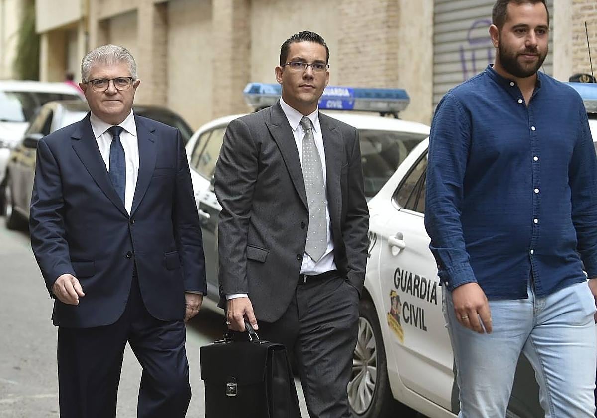 José Vélez, este jueves por la mañana, junto al letrado Raúl Pardo Geijo-Ruiz y el exsecretario de Organización del PSRM Jordi Arce, también investigado.