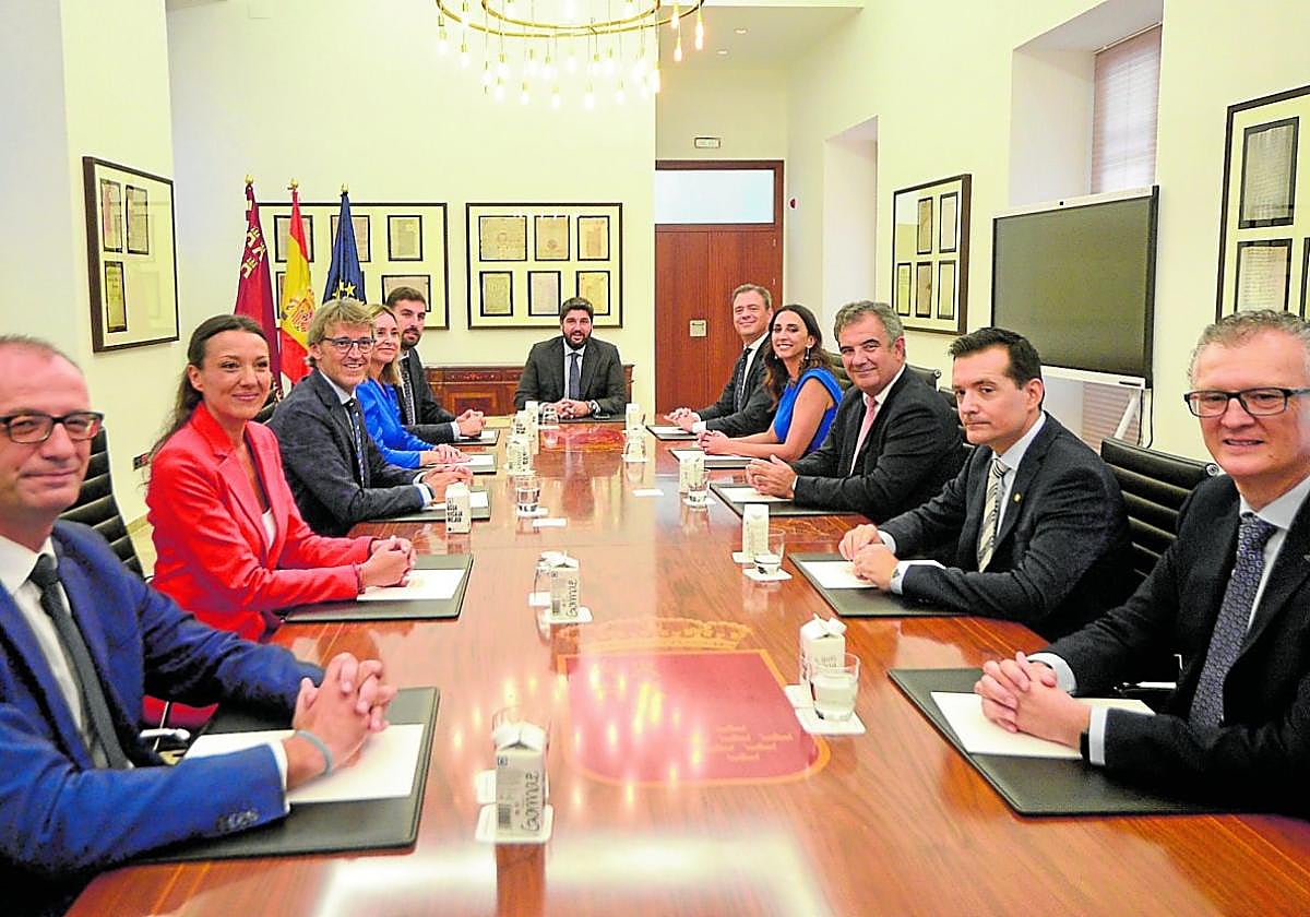 Tras la toma de posesión de los consejeros, López Miras presidió el primer Consejo de Gobierno de esta legislatura.