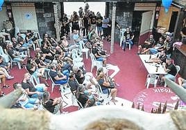 Reunión de los Iberos en su campamento, ayer por la tarde, preparando los actos y las fiestas de este año.