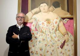 El pintor y escultor colombiano Fernando Botero, posa ante su pintura 'Madame Moitessier según Ingres, 2010'.