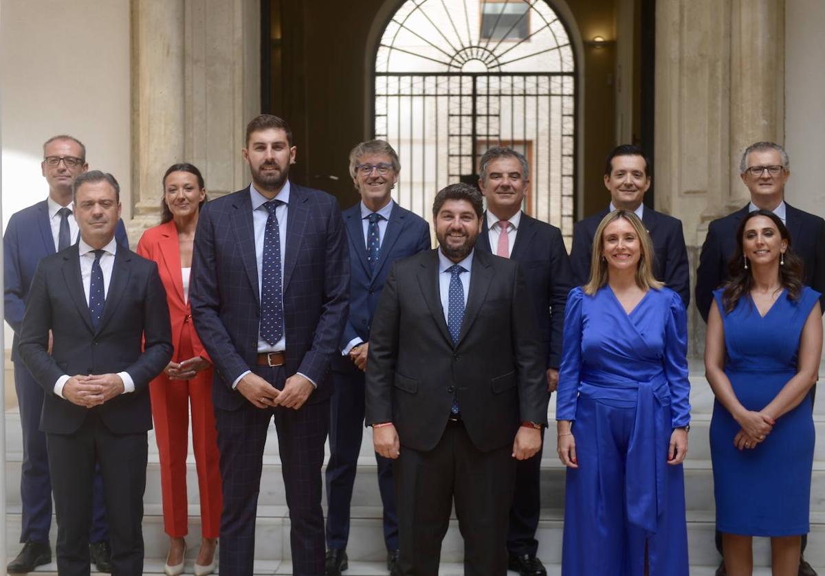 López Miras y José Ángel Antelo, el jueves en San Esteban con el nuevo equipo de gobierno.