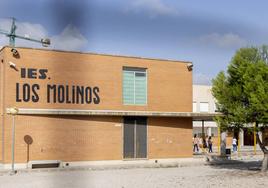 Un grupo de profesores pasean por el patio del instituto Los Molinos, donde estaban las aulas prefabricadas.