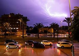 Tráfico congestionado durante la tormenta del viernes en la avenida Juan de Borbón de Murcia.