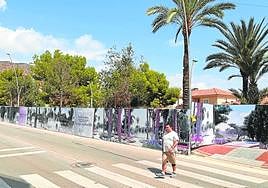 Imagen del vallado perimetral del parque que va a ser retirado.