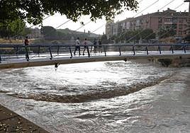 Viandantes en la pasarela del Malecón, este sábado por la mañana.
