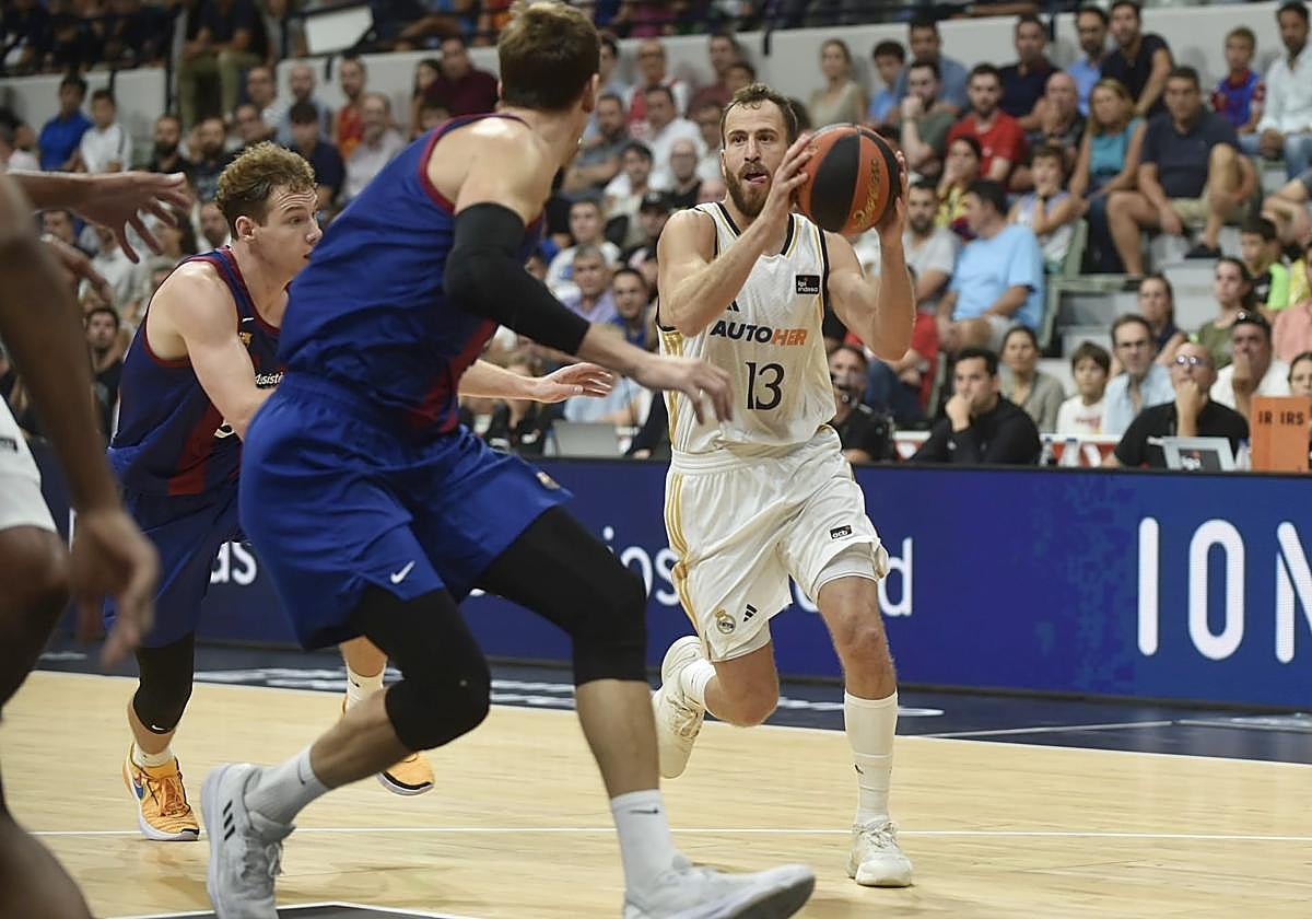 Sergio Rodríguez busca un pase, en la semifinal de este sábado.