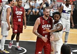 Radovic, marcado de cerca por un rival, en la semifinal de este sábado.