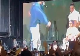 Rauw Alejandro invita al escenario a una fan en su concierto en Murcia.