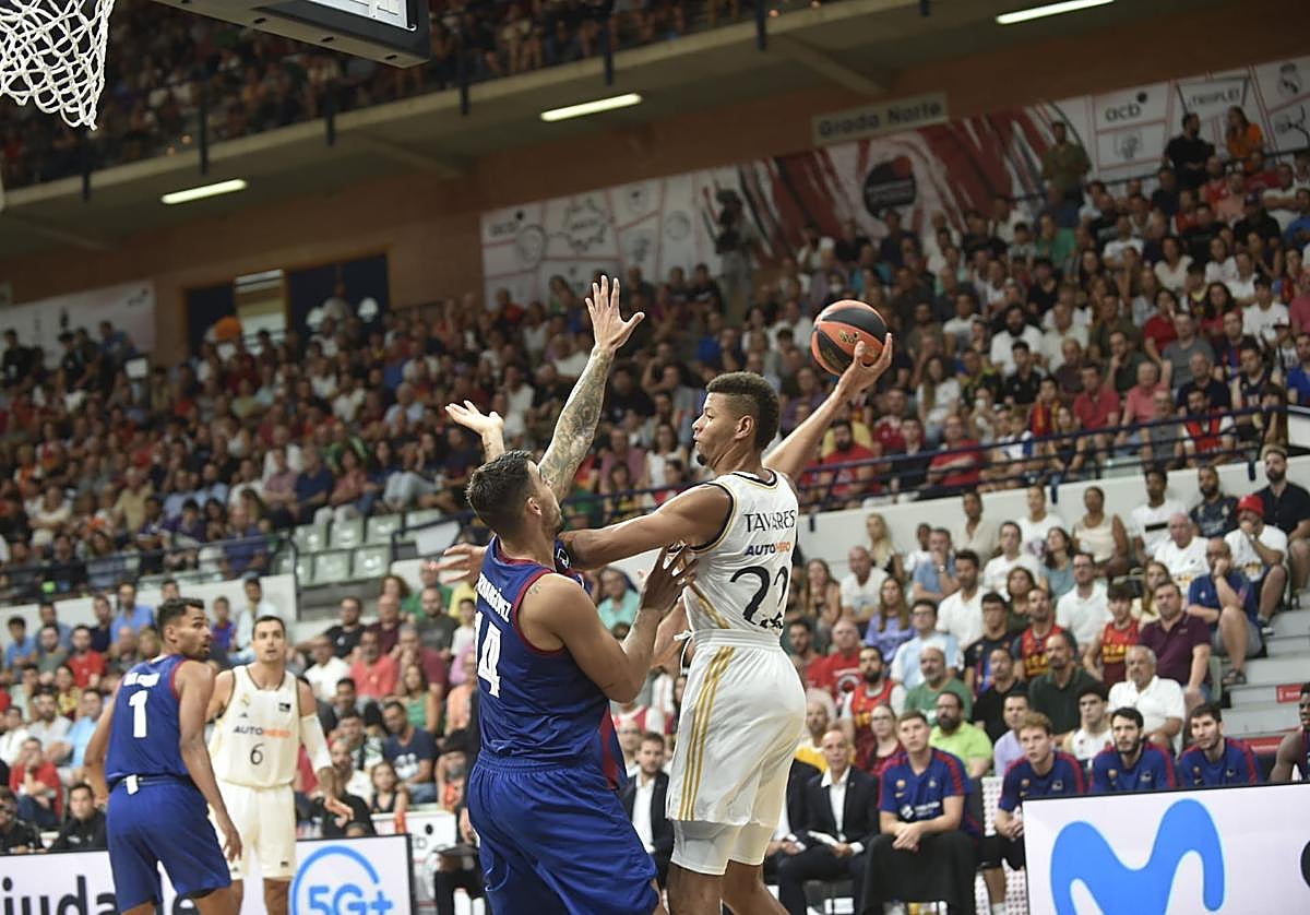 Tavares intenta un pase ante la presión de Willy Hernangómez.