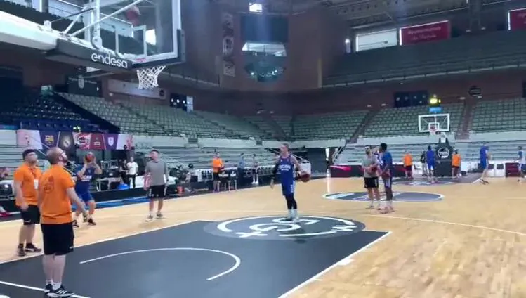 Último entrenamiento del UCAM antes de medirse al Unicaja por un hueco en la final de la Supercopa