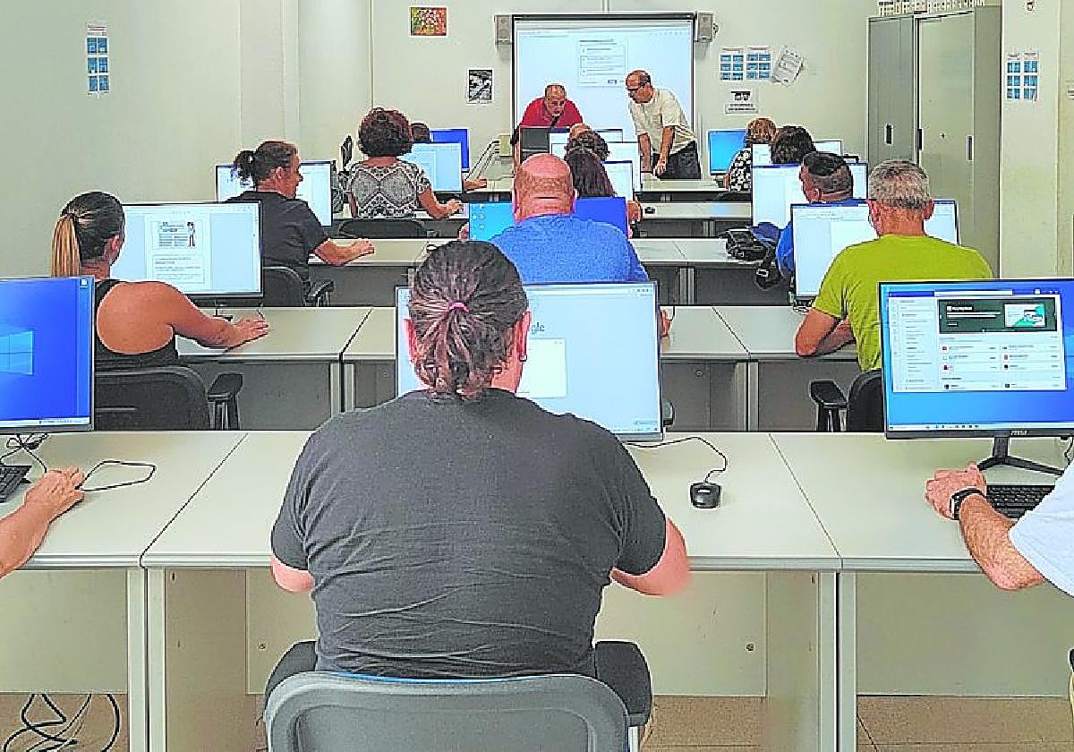 Alumnos de Famdif/Cocemfe-Murcia, en una sesión de una acción formativa.