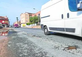 Baches y bolsas de agua en la N-340 a la altura de Cobatillas.