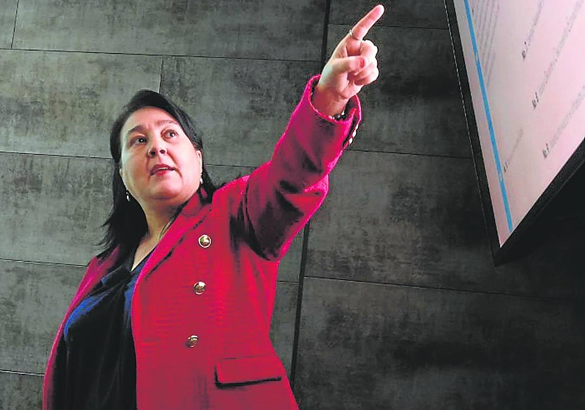 La ciezana María del Carmen Méndez, impartiendo una conferencia.