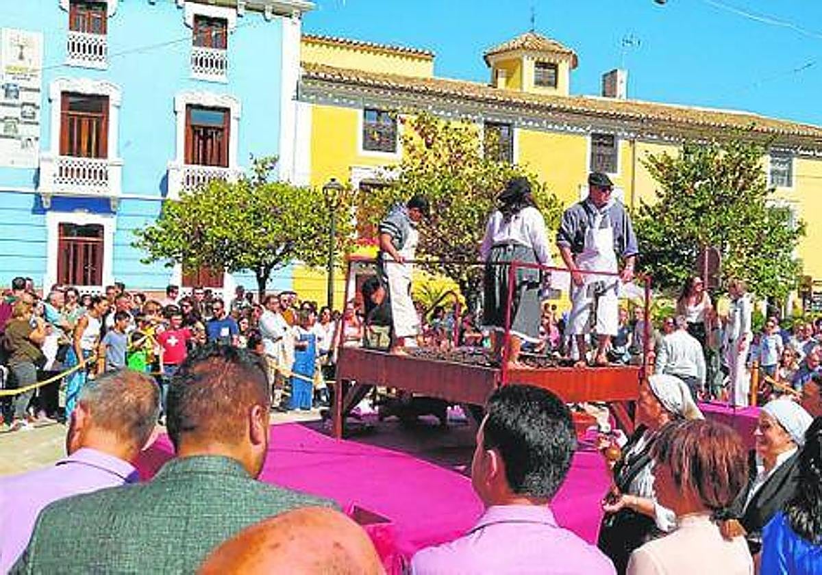 Vecinos y visitantes asisten a la pisada de la uva en Bullas, en una imagen de archivo.