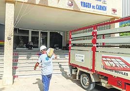 Dos trabajadores, en una obra, en el colegio Virgen del Carmen, durante este verano.