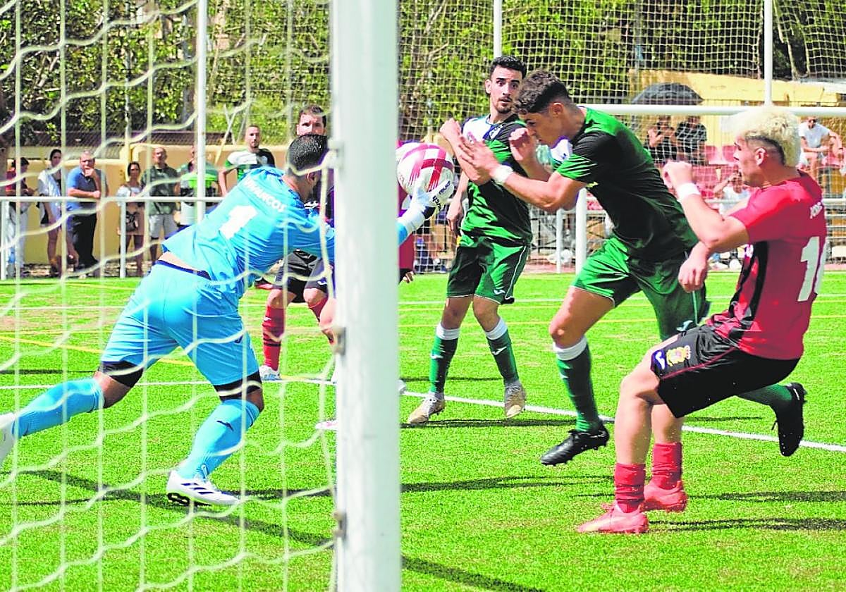 Jugada de ataque del Churra en el partido de este domingo con el Santa Cruz.