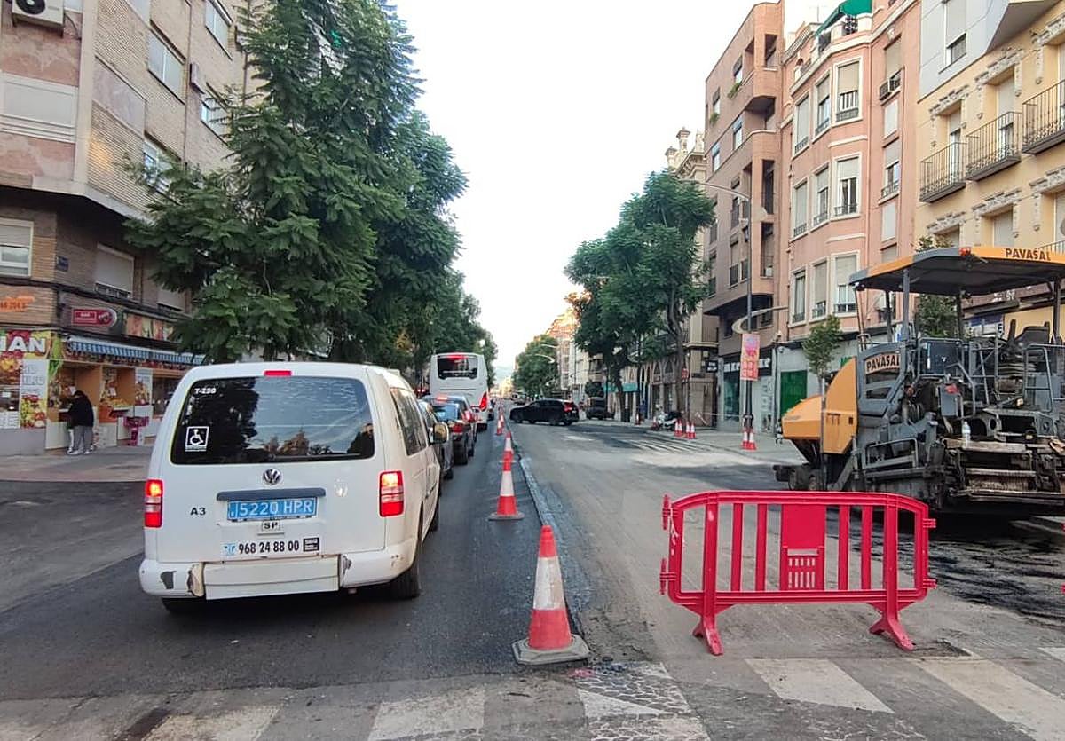 Atascos en la calle Floridablanca, ayer por la mañana.