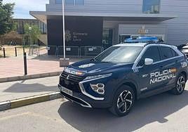 Un vehículo de la Policía Nacional frente a la comisaría ubicada en Lorca.