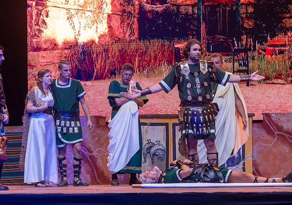 Imagen principal - Uno de los momentos del acto de la Destrucción de Sagunto, celebrado en el escenario instalado en el puerto. |El grupo de música Elure, durante su actuación en el campamento festero, frente a su público. | Miembros del colectivo Saneamiento a Niños Afectados por Chernobyl (Sanac) preparan un caldero solidario.