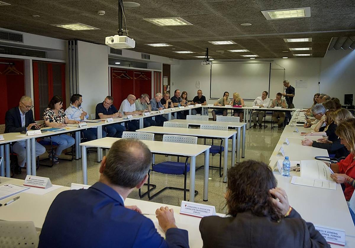 Un momento de la reunión de la mesa de negociación del pasado mayo entre los sindicatos y el Gobierno regional para tratar el pacto de las 35 horas.