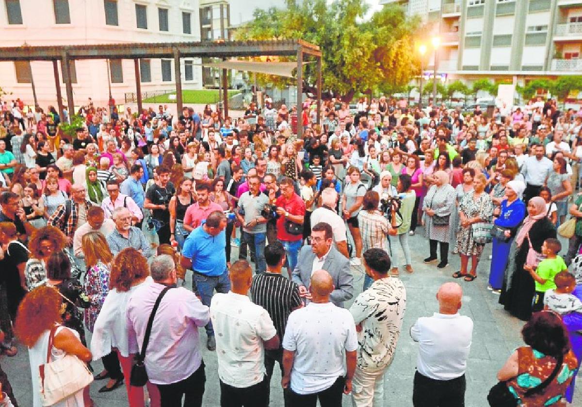 Concentración en recuerdo de Hanane, ayer, en la esquina del Convento de San Joaquín de Cieza.