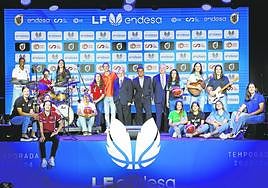 Jugadoras de cada uno de los 16 clubes que forman la Liga Femenina Endesa posan durante la presentación, ayer, de la nueva temporada 2023-24. De pie, segunda por la derecha, Belén Arrojo, capitana del Jairis.