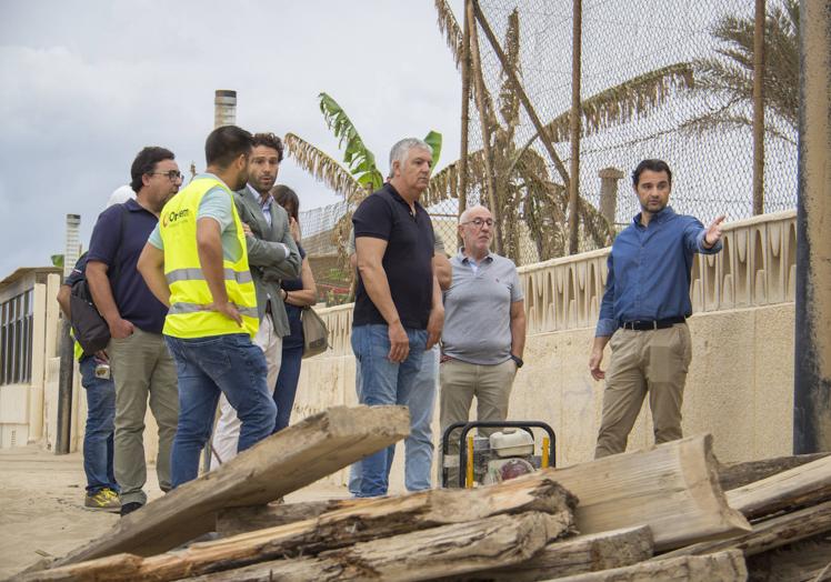 El alcade, Eduardo Dolón, y el concejal de Playas, Antonio Vidal, observan los tablones retirados junto a los técnicos de la empresa adjudicataria de las obras.