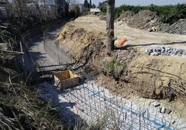 Obras de hormigonado en la acequia de Benetúcer.