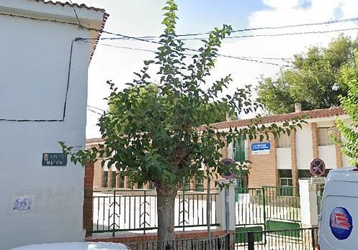 Puerta principal del colegio Escultor González Moreno de la pedanía murciana de Aljucer.