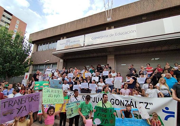 Decenas de padres y alumnos protestan frente a la puerta de la Consejería de Educación.