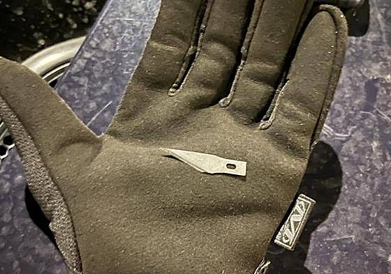 La cuchilla con la que el varón amenazaba.