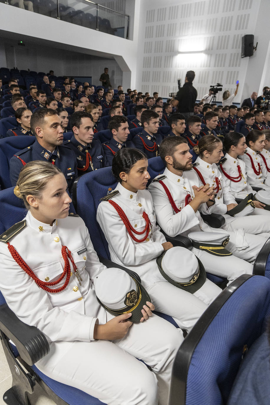 La visita de la ministra Robles a la inauguración del curso académico de la AGA, en imágenes