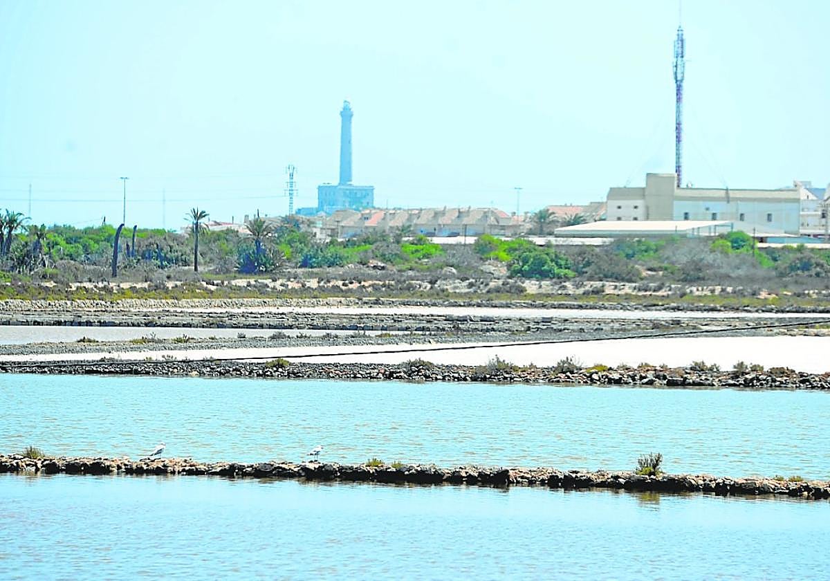 Salinas de Marchamalo, con el faro de Cabo de Palos al fondo.