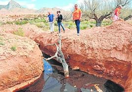 Vecinos muestran lixiviados en La Murada, en el límite con Alicante, cerca del vertedero de Proambiente en una fotografía de archivo.