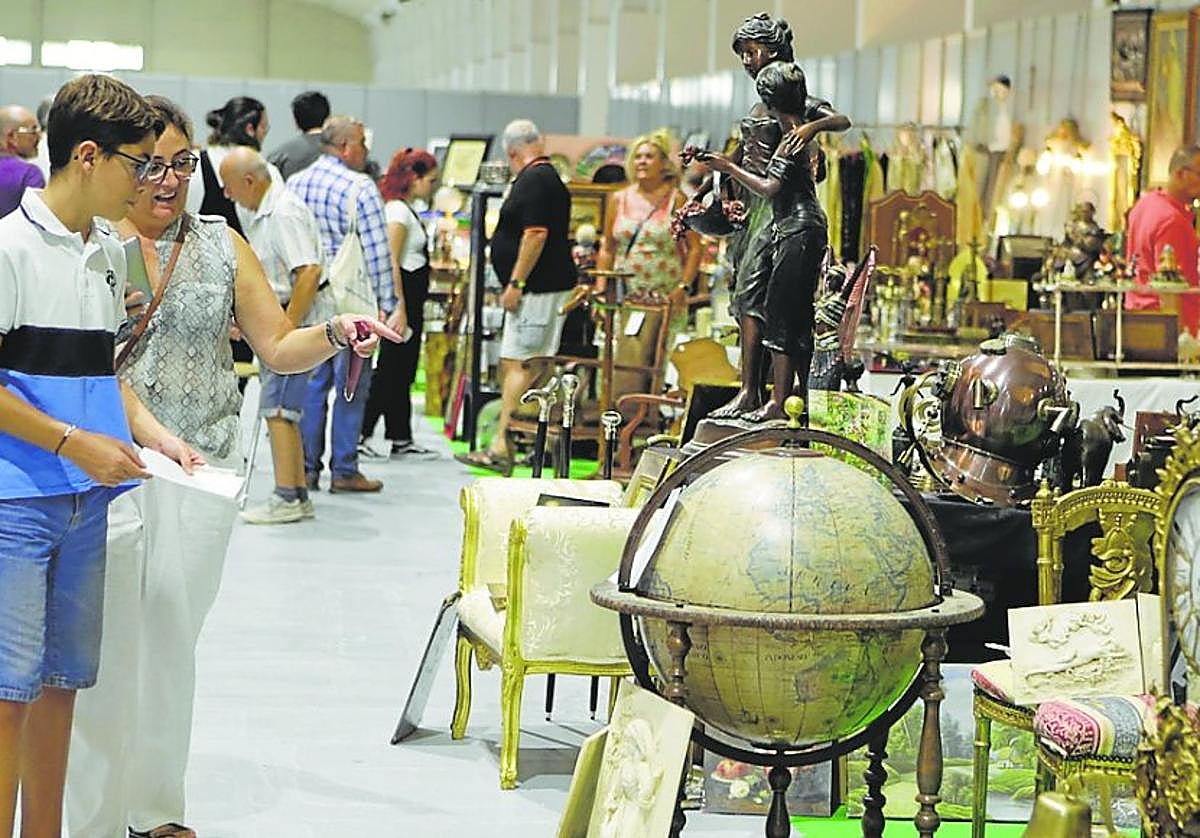 Visitantes observan la amplia exposición de piezas en el Desembalaje de Antigüedades, en la pasada edición.
