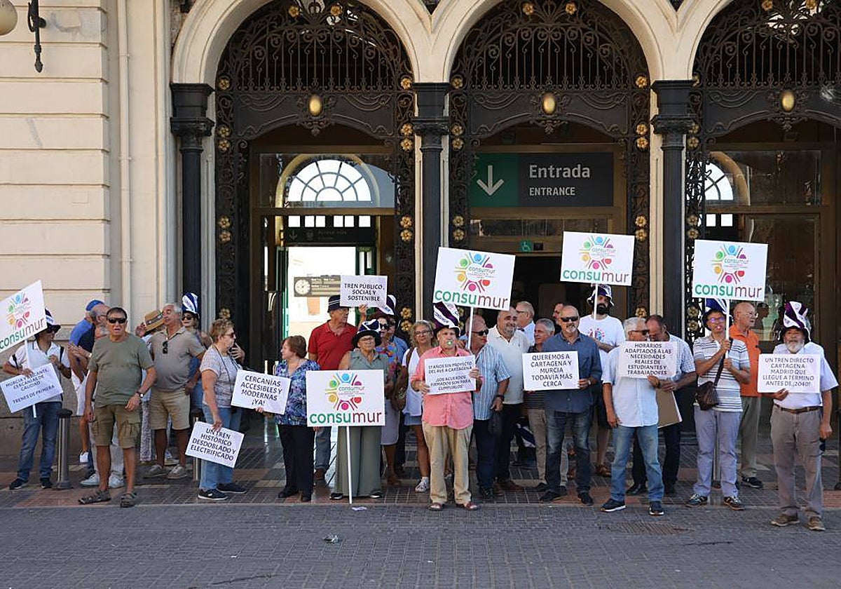 Los manifestantes, frente a la puerta principal de la estación de tren de Cartagena.