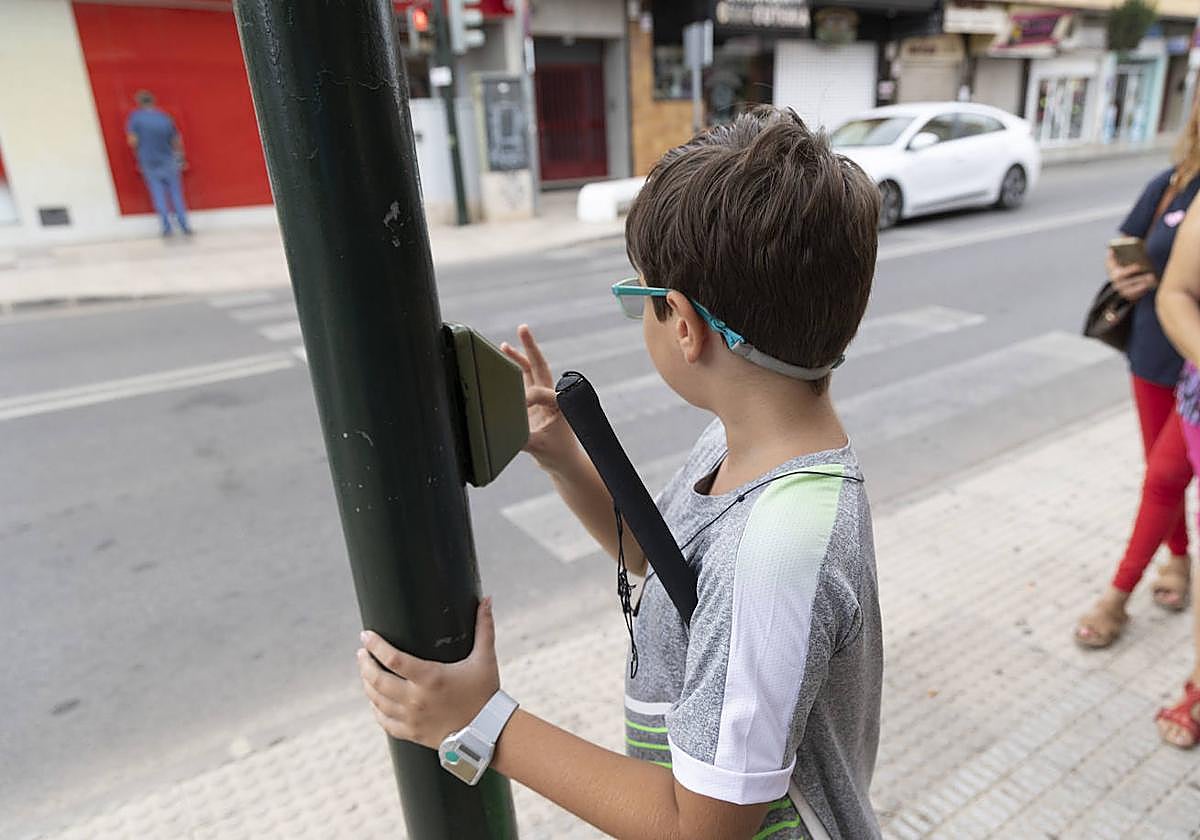 Andrés Ros se prepara para cruzar un semáforo sin sonido en Los Dolores.