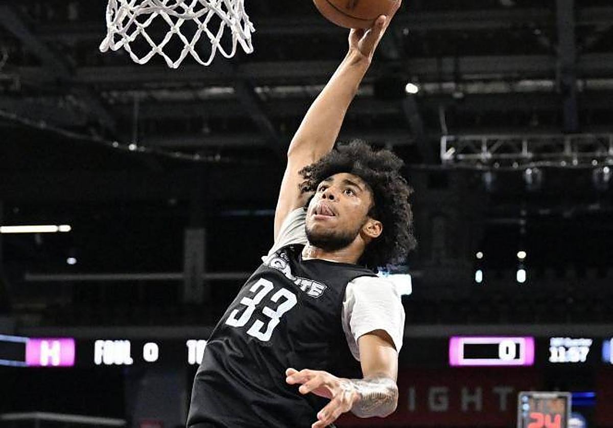 Izan Almansa se dispone a encestar en un partido con el Ignite.