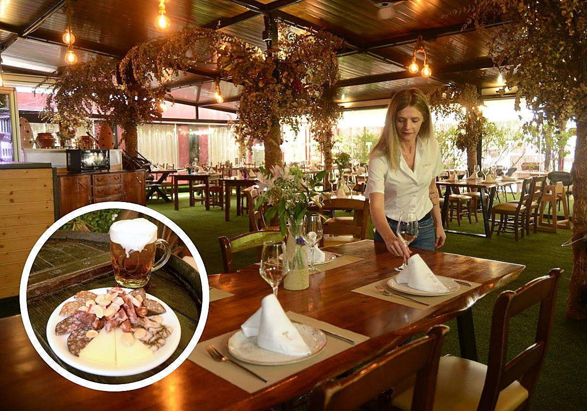 Lidia Valera, encargada de sala del Torremolinos, ultima el montaje de una mesa reservada para cuatro comensales.