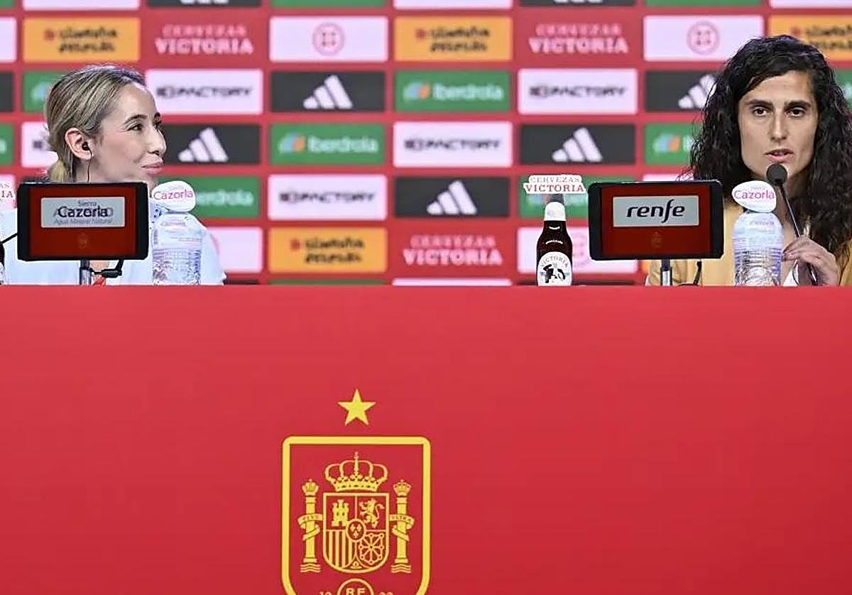 A la izquierda, Patricia Pérez, jefa de prensa de la Federación, junto a Montse Tomé.