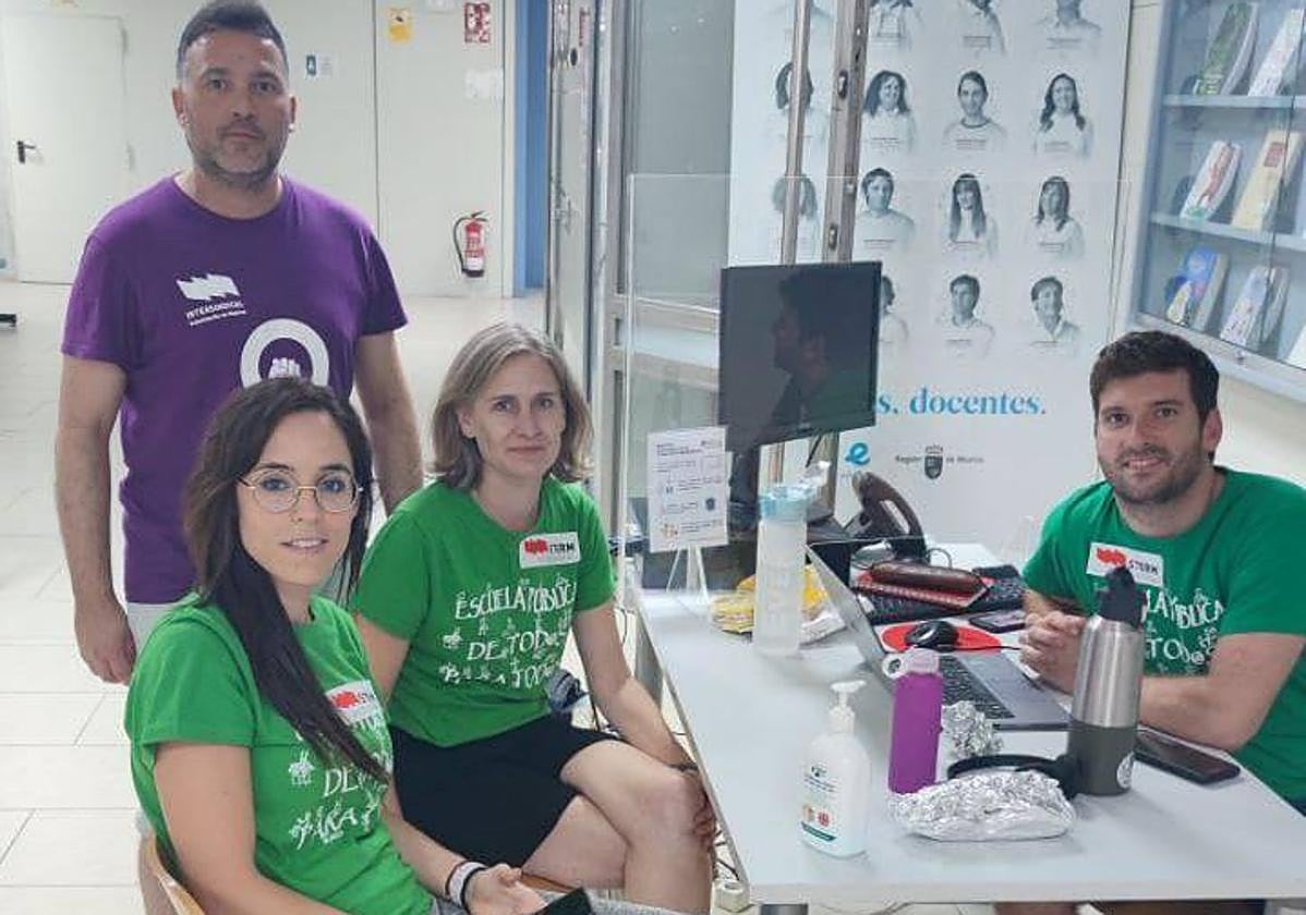 Vladimir Solá (color morado), Laura Mena (primer plano), Elena Artero y Pablo Rodríguez, este miércoles, durante el encierro en la Consejería.